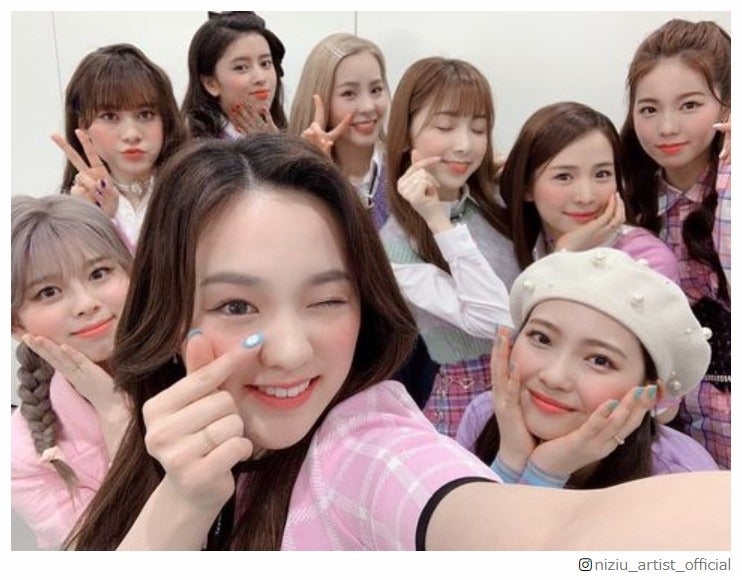 NiziUの新衣装が可愛い 密着集合ショット公開