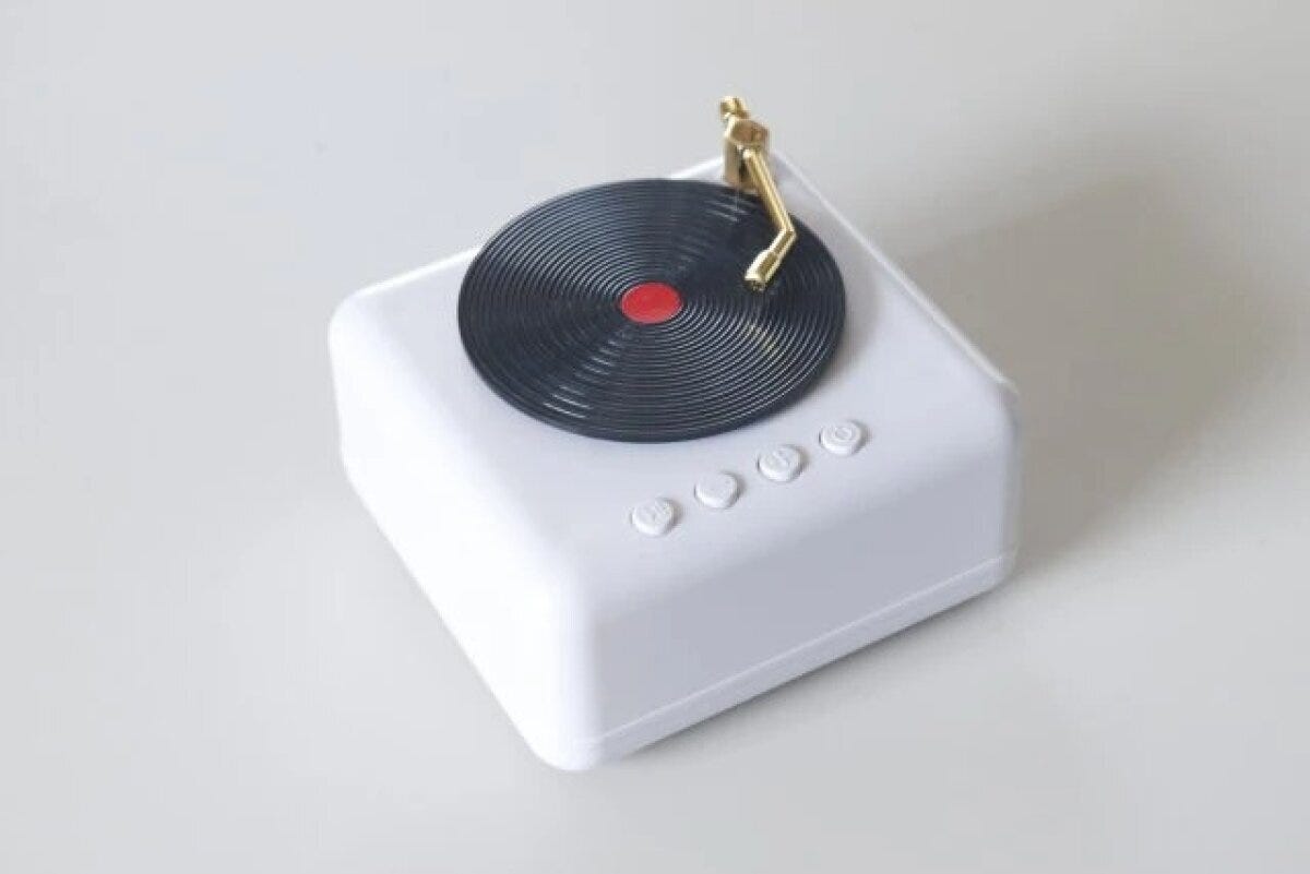 白いレコードプレーヤー型Bluetoothスピーカーの俯瞰 白いレコードプレーヤー型Bluetoothスピーカーの俯瞰