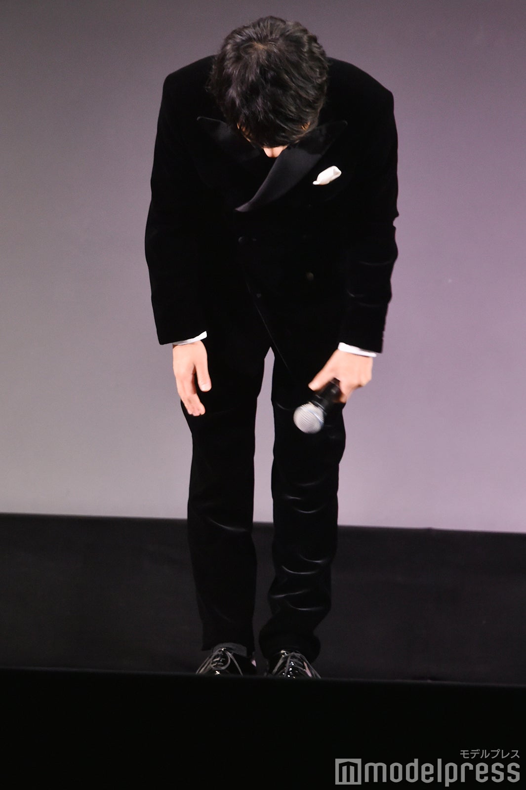 深々とお辞儀をする二宮和也（C）モデルプレス