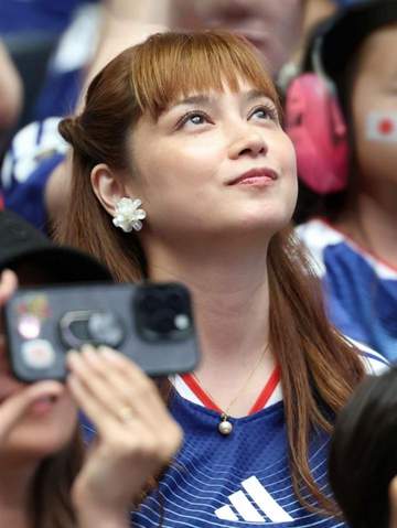 いたっ！W杯スタンドに長友の妻・平愛梨 息子たちもピッチ指さし熱く観戦 指にパパ♥W杯仕様のネイルも光る