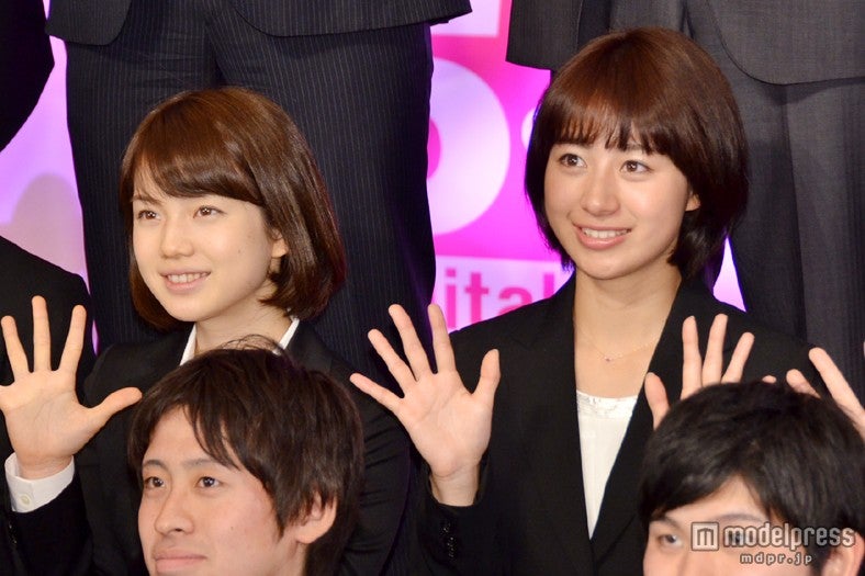 テレビ朝日の2013年度新人アナウンサー・林美沙希（右）と弘中綾香（左）