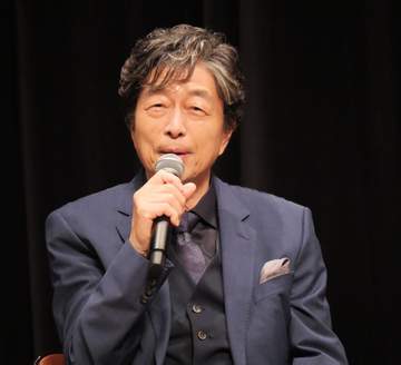 「俺たちの旅」会見で超久々に現れたロマンスグレーの長髪束ねた83歳俳優 中村雅俊の横でお洒落っぷりも凄かった