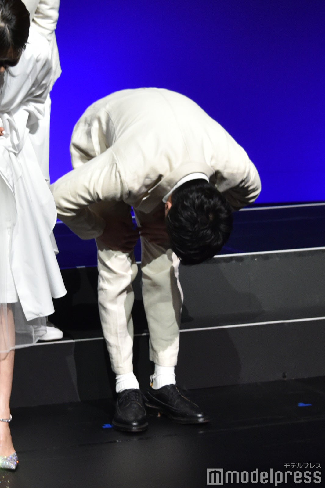 深々とお辞儀をする田中圭（C）モデルプレス