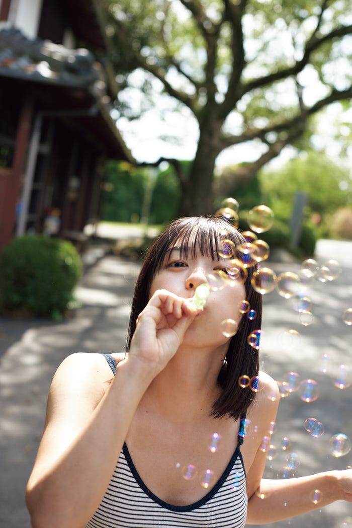 鳴海唯(C)鳴海唯1st写真集「Sugarless」/川島小鳥