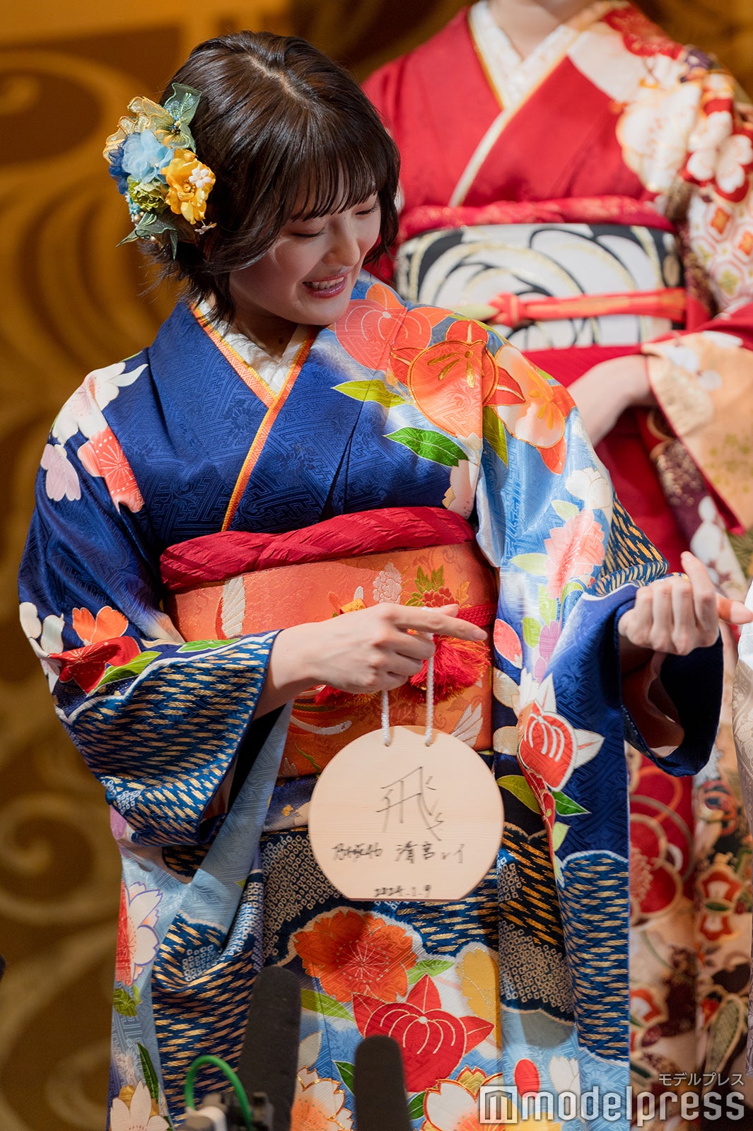 振り袖を紹介する清宮レイ（C）モデルプレス