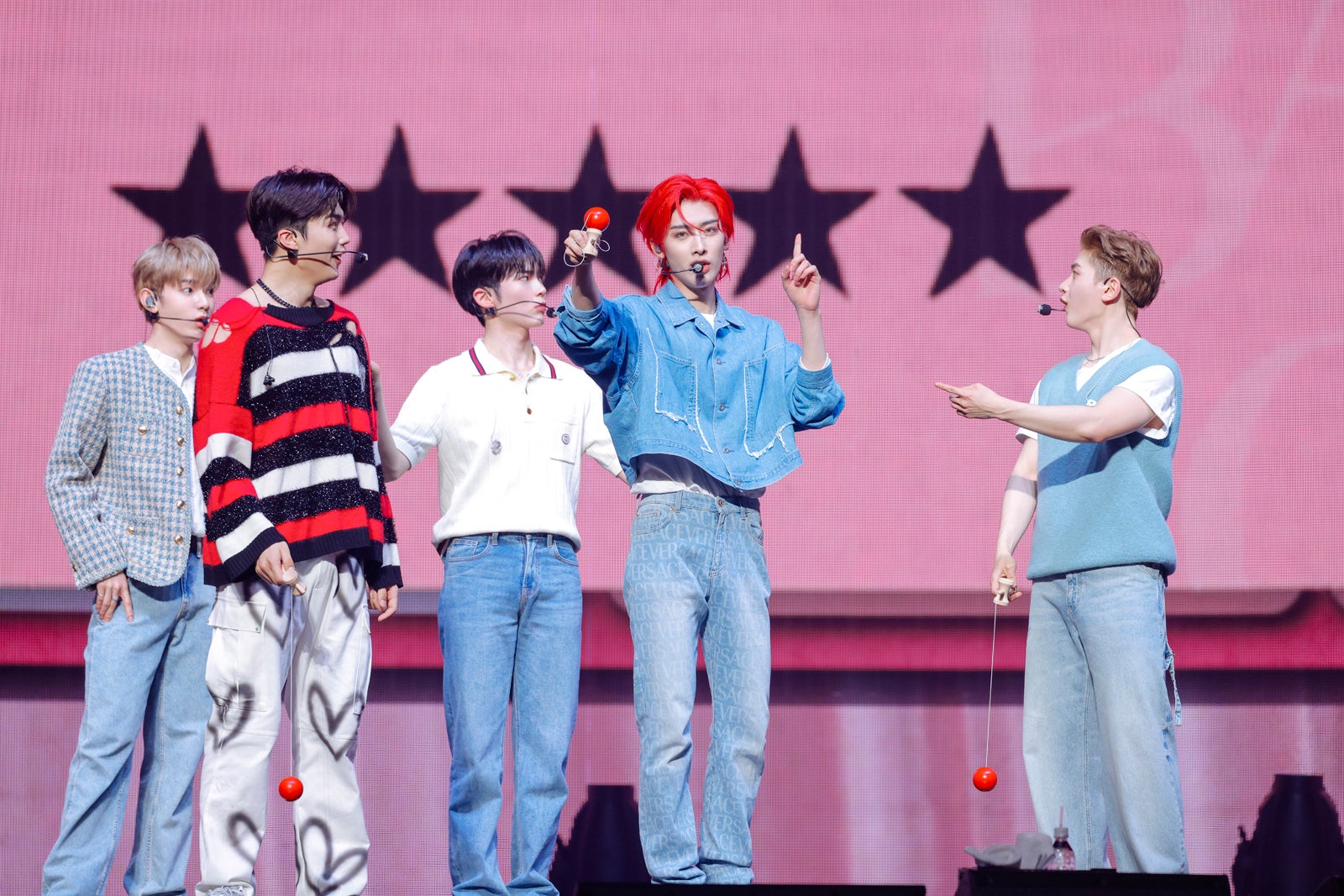 けん玉で才能を発揮するリッキー、驚くメンバーたち／上山陽介（C）WAKEONE／LAPONE Entertainment