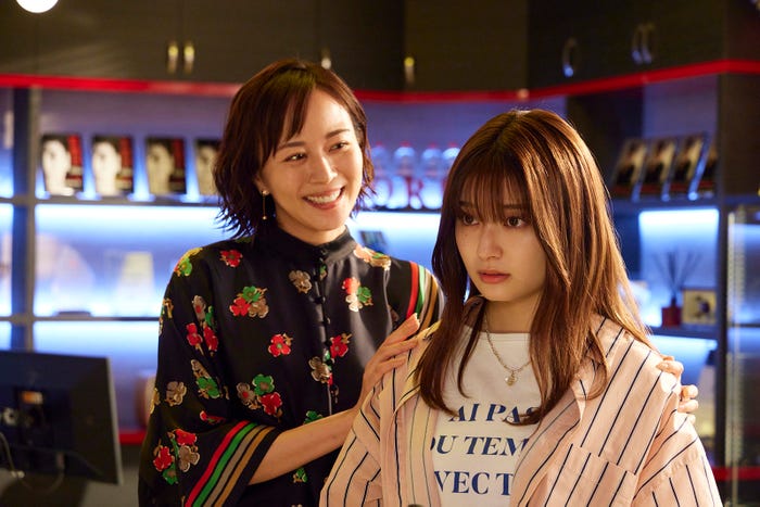 (左から)比嘉愛未、吉川愛/「純愛ディソナンス」第4話より(C)フジテレビ