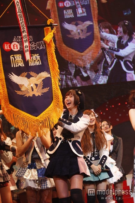 優勝した紅組キャプテン篠田麻里子（C）AKS