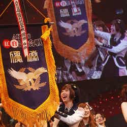 優勝した紅組キャプテン篠田麻里子(C)AKS