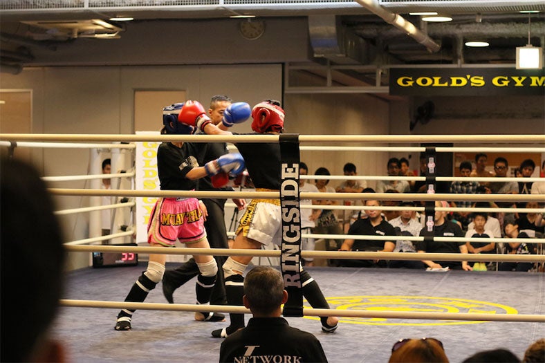 試合中の持永真実（右）／画像提供：所属事務所