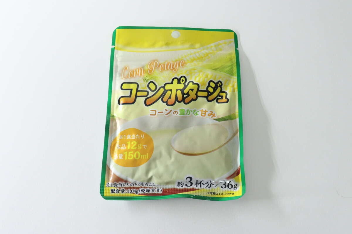 ダイソーのコーンポタージュのパッケージ全体が白背景に置かれている