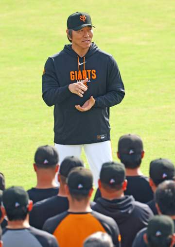巨人・松井秀喜新監督「なんか戻ってきたなって感じがします」初日終えて感慨 長嶋さんばりの背番号御披露目は？「長嶋さんだから絵になる。私がやったら勘違いするなって」