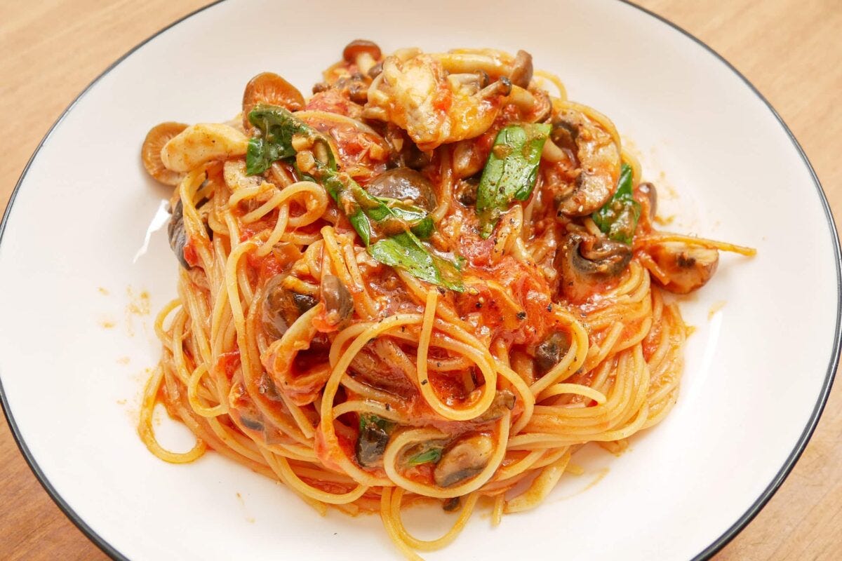 鳥羽周作シェフ・ツナときのこのトマトソースパスタ