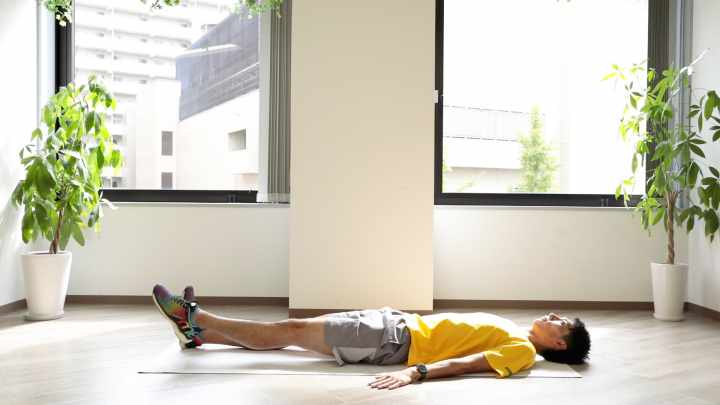 仰向けで寝ている図