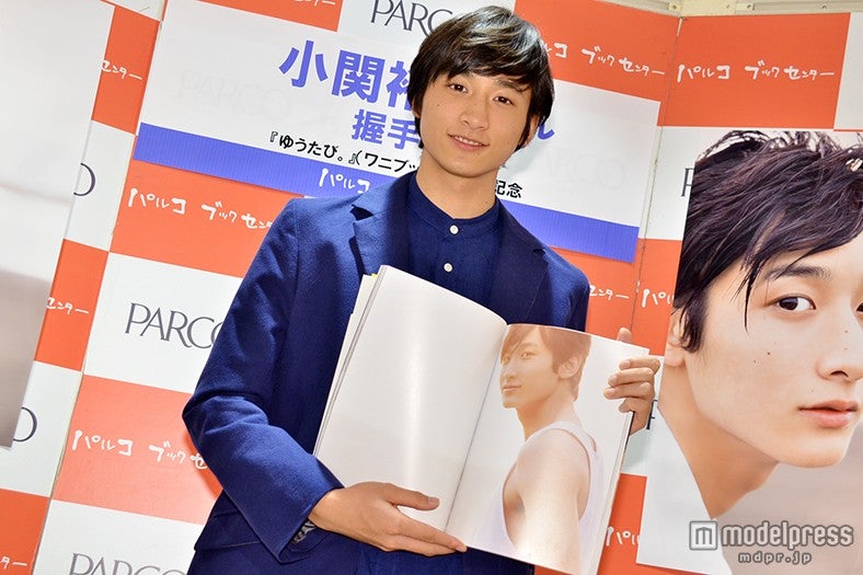 男らしいタンクトップ姿も披露