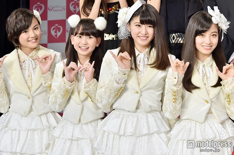 Rev.from DVL（左から：四宮なぎさ、橋本幸奈、秋山美穂、橋本環奈）