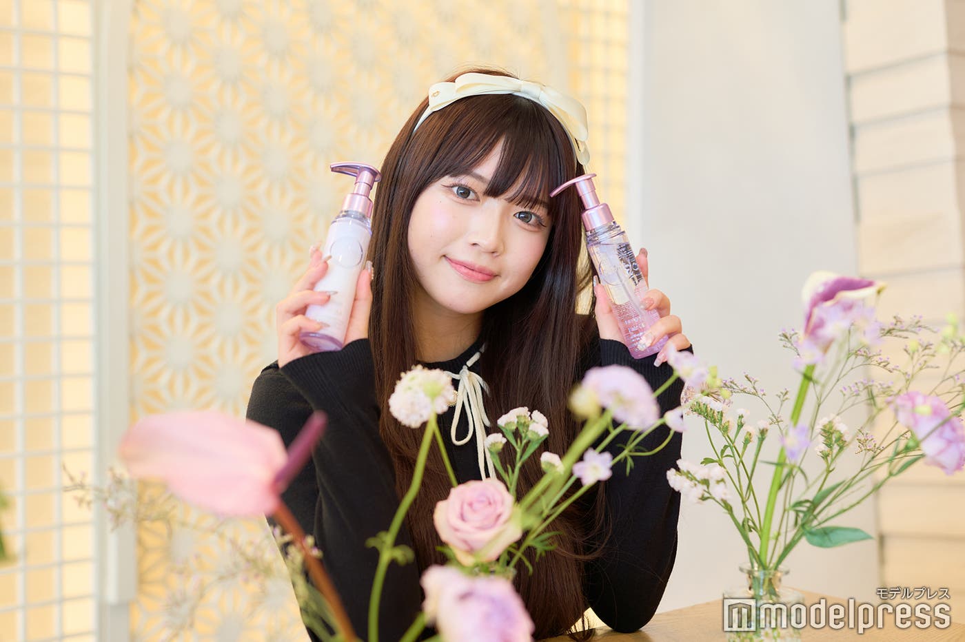 展示アイテムと一緒に撮影も/水上凜巳花(C)モデルプレス