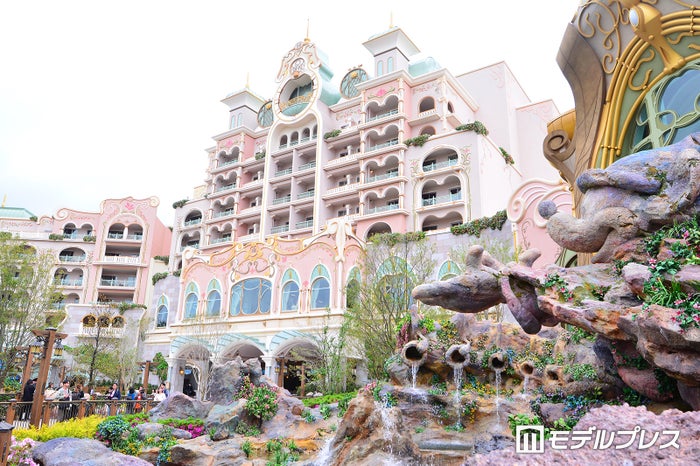 「東京ディズニーシー・ファンタジースプリングスホテル」全貌公開　“魔法の泉”のほとりに立つ2軒のホテルに潜入