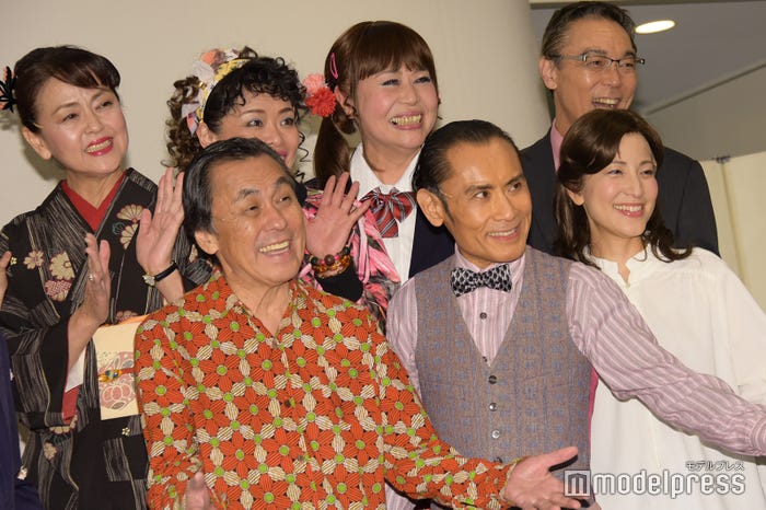 (後列左から)あめくみちこ、小林美江、山本ふじこ、中西良太(前列左から)佐藤B作、片岡鶴太郎、鈴木杏樹(C)モデルプレス