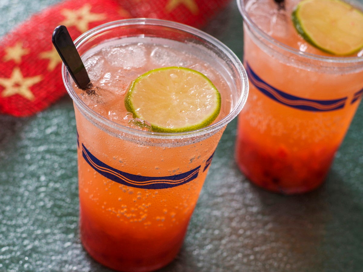 プラズマ・レイズ・ダイナー：スパークリングカクテル(ラム＆ストロベリー）780円（C）Disney