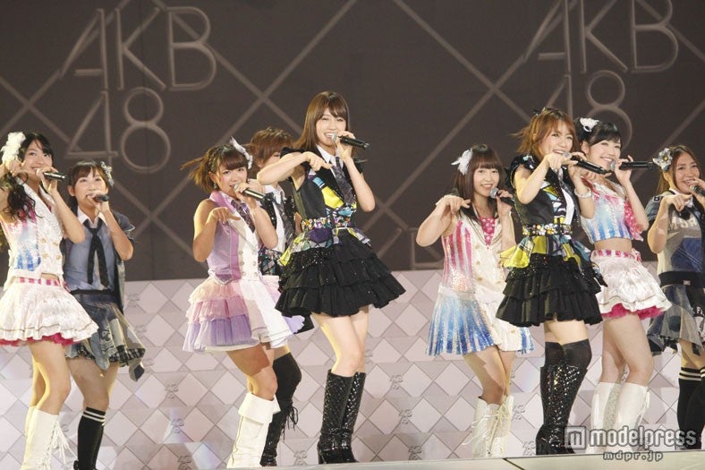 「会いたかった」を歌唱するメンバーたち（C）AKS