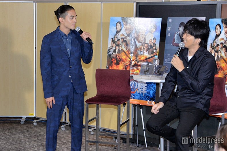 （左から）永瀬匡、秦基博