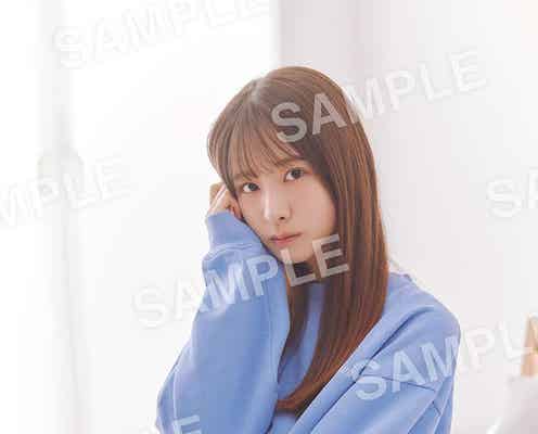 乃木坂46菅原咲月、ベッドで色白美脚大胆披露<あの頃、乃木坂にいた>