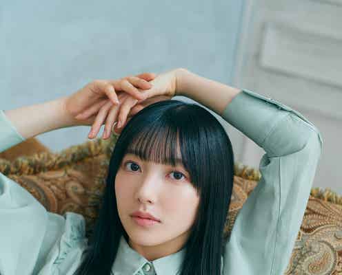日向坂46小西夏菜実、ソファに寝そべり大人な雰囲気 “小坂菜緒を研究した”エピソードも明かす<四期生のぽかぽか写真館>
