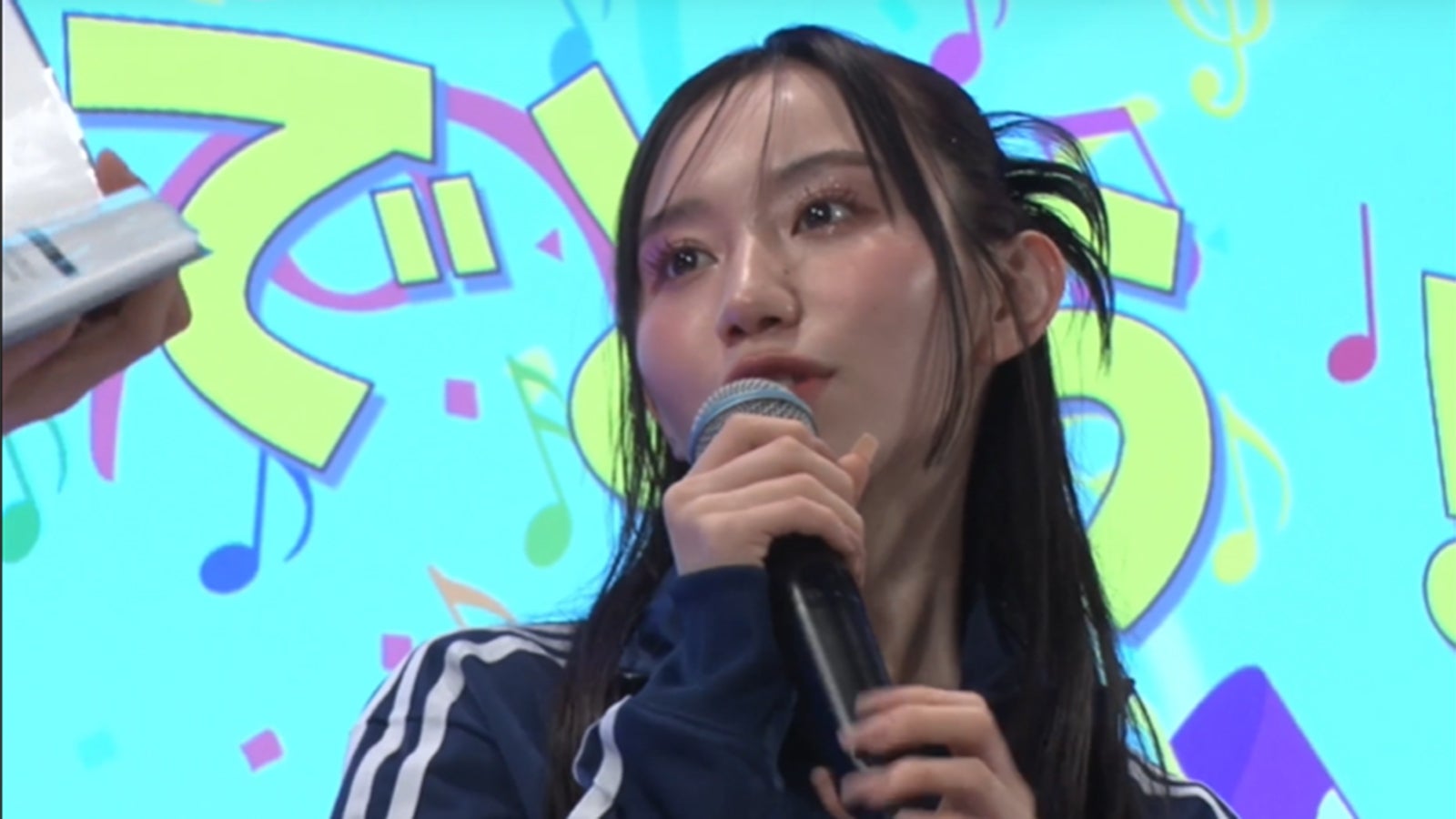 バースデーサプライズに感動するみゆ／ばんばんざい（提供写真）