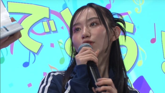 バースデーサプライズに感動するみゆ/ばんばんざい(提供写真)