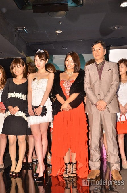 （左から）立花胡桃、茜まなみさん、水崎綾女、板尾創路