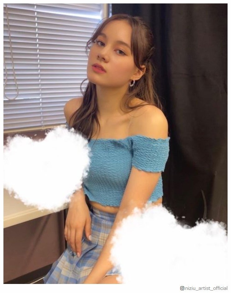 NiziUニナ、大人っぽい“肩出しショット”に反響「色気ある」「かっこいい」