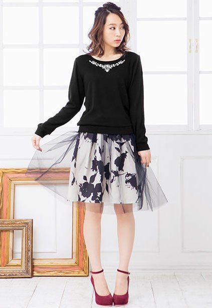 胸元ビジュー付ニットソープルオーバートップス「神戸レタス」2790円（税込）／画像提供：神戸レタス