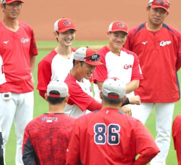 広島・名原 全体練習に参加「一試合一試合、気合と根性」居残りで外野での打球捕球