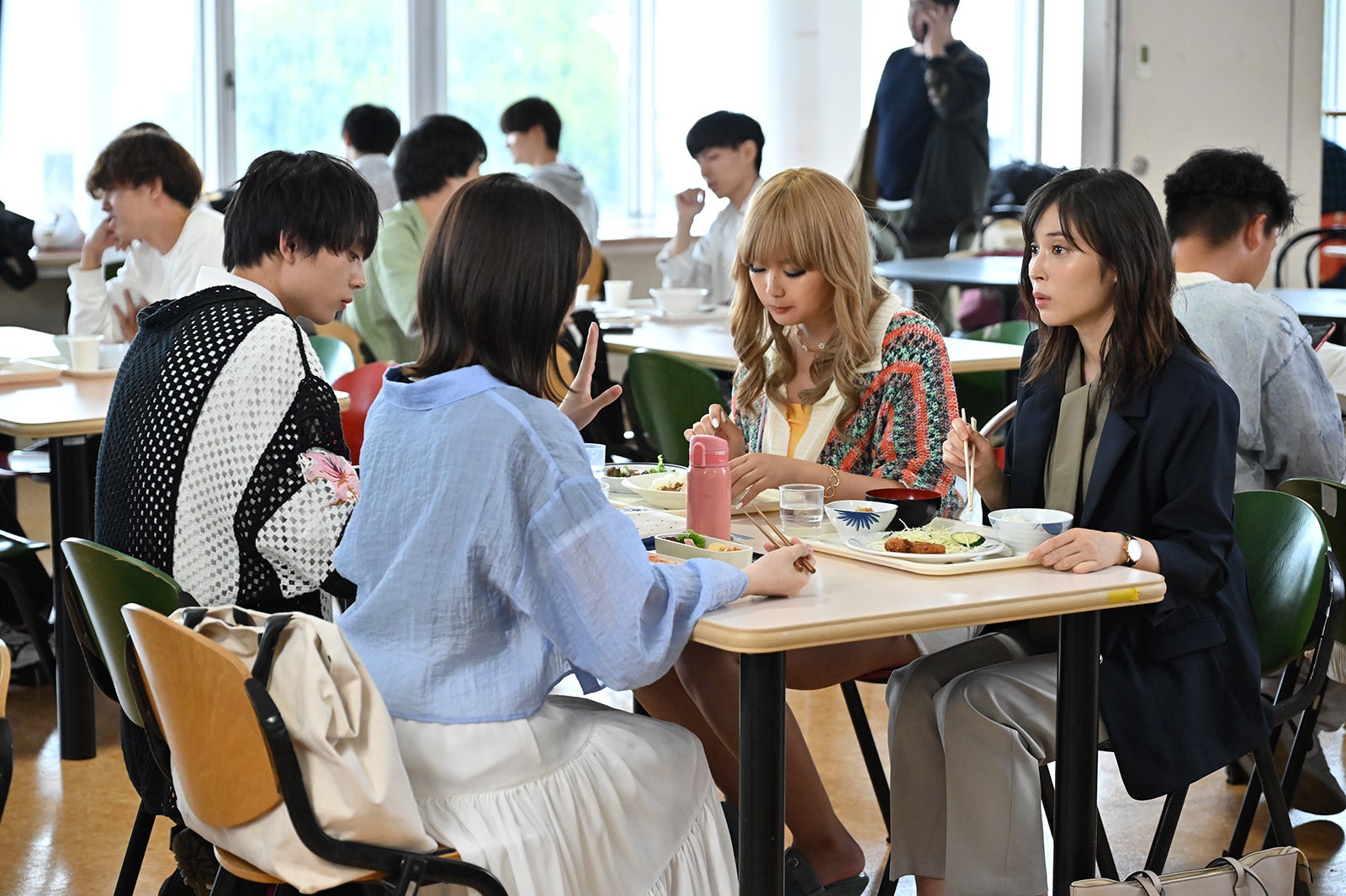 （左手前から時計回りに）飯沼愛、水沢林太郎、箭内夢菜、広瀬アリス「マイ・セカンド・アオハル」第1話より（C）TBS