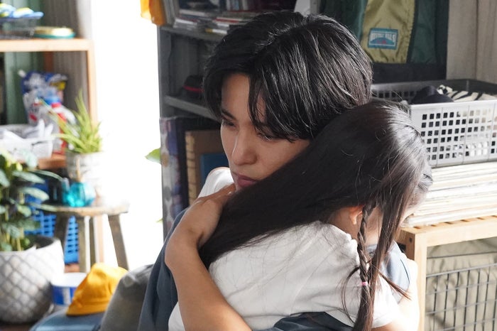 「海のはじまり」夏（目黒蓮）、海（泉谷星奈）とのハグシーンの“手”に注目集まる「対比に号泣」「パパの顔だった」