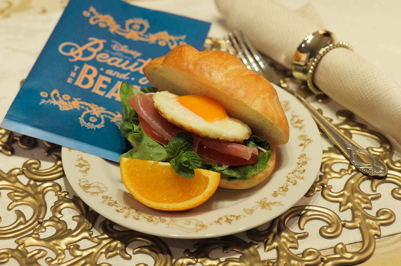 ＜Belle＞朝のサンドウィッチプレート1,390円／プレート付き3,190円（C）Disney