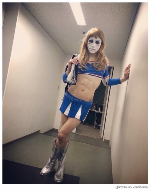 ゴールデンボンバー樽美酒研二、SEXYチア姿が「腹筋半端ない」「色気がすごい」と話題に