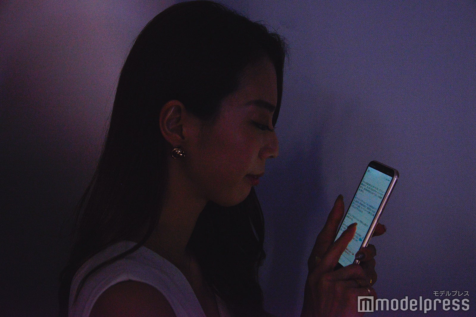 目に有害なブルーライトをカット（C）モデルプレス