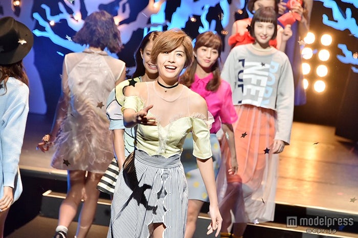 Vivi 佐久間由衣 大胆スリットから美脚をチラリ モデルプレス Vivi 佐久間由衣 大胆スリットから美脚をチラリ モデルプレス