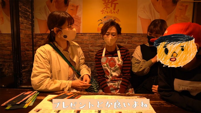 (左から)キャサリン、マーガリン/スザンヌChannel「春のおでかけバッグを紹介」より(提供写真)