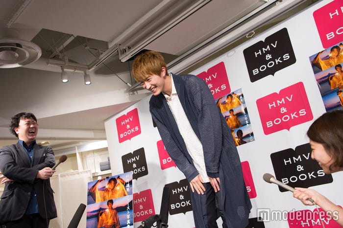 お辞儀でしめる杉野に報道陣もにっこり(C)モデルプレス