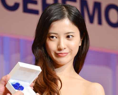 吉高由里子、胸元セクシードレスで美脚披露