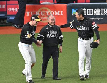 ソフトバンク 孫オーナーの手を優しく引いた栗原 胴上げでほっこりシーン 胴上げ後には選手に直接声かけ「本当に愛されてるんだなと感じる」ファン胸アツ
