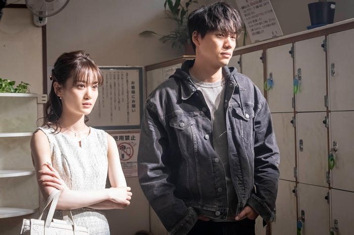 山下美月、福士蒼汰「弁護士ソドム」第6話より(C)テレビ東京