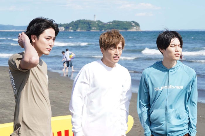 間宮祥太朗、白濱亜嵐、萩原利久「真夏のシンデレラ」第1話より(C)フジテレビ