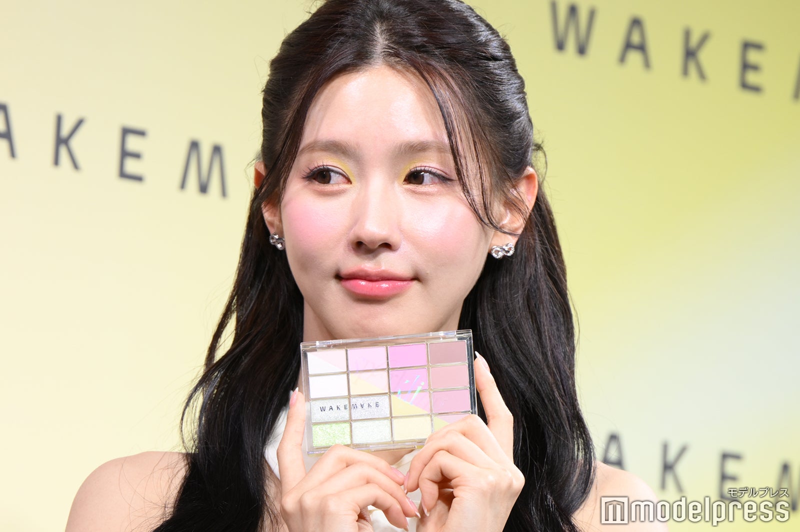 パレットを持つミヨン（C）モデルプレス