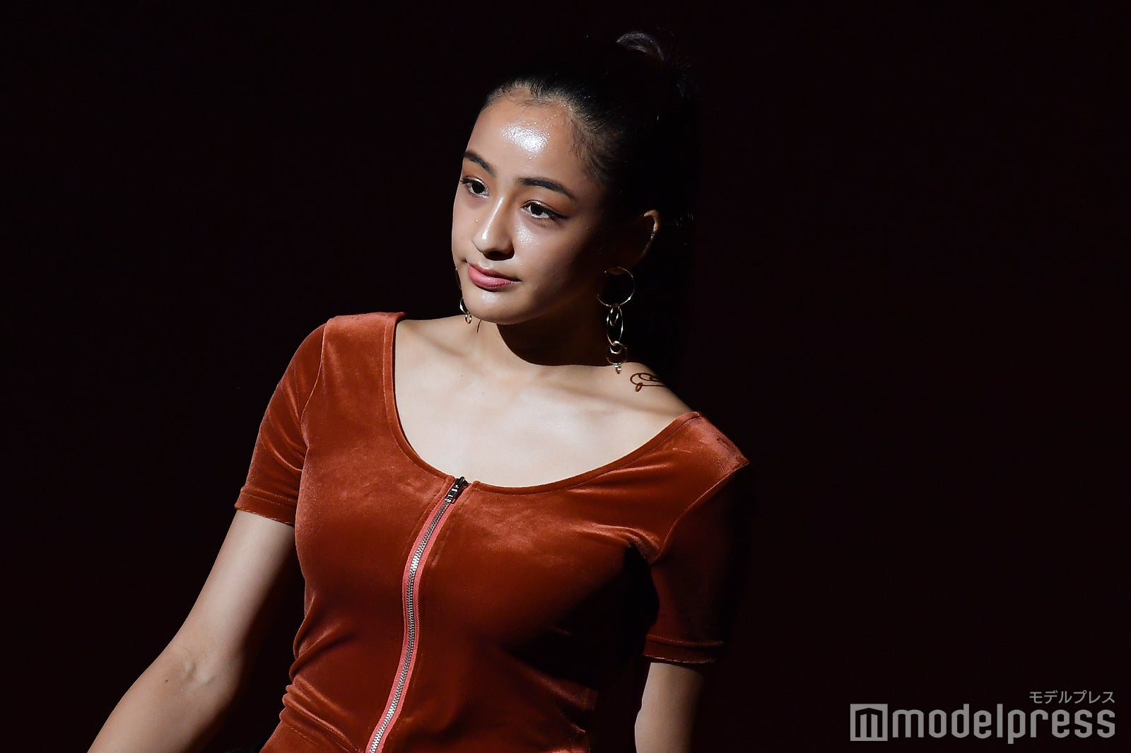 テラスハウス・maaaya、美デコルテ全開の秋先取りコーデ＜TGC teen 2019 Summer＞