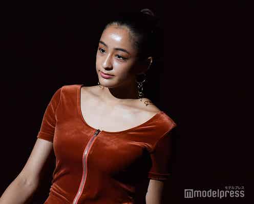 テラスハウス・maaaya、美デコルテ全開の秋先取りコーデ<TGC teen 2019 Summer>