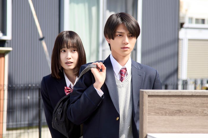 高橋ひかる、岩瀬洋志(C)2026『山口くんはワルくない』製作委員会(C)斉木 優/講談社
